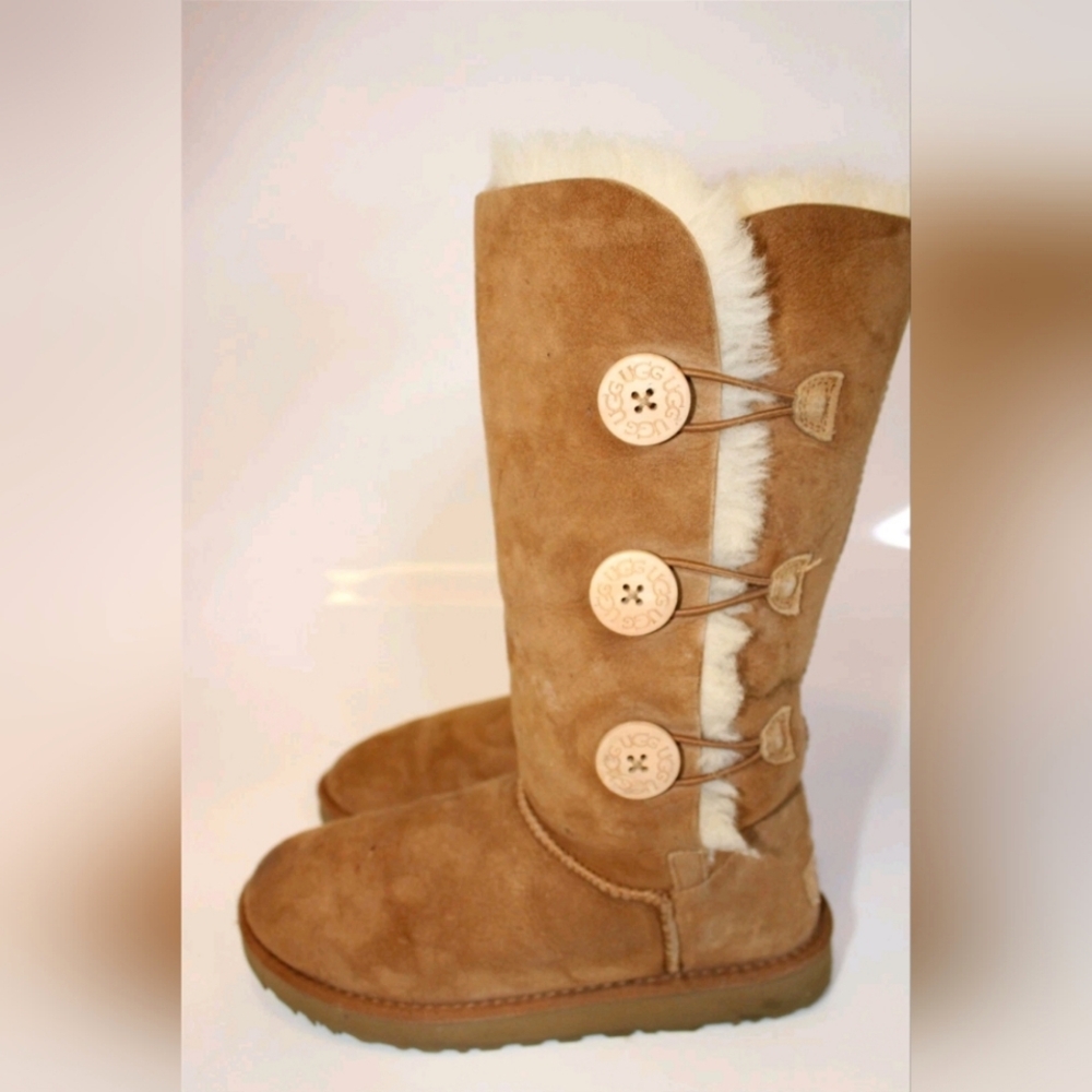 UGG Bailey Button Triplet II Tan Brown Suede Shearling Sheepskin Boots 6